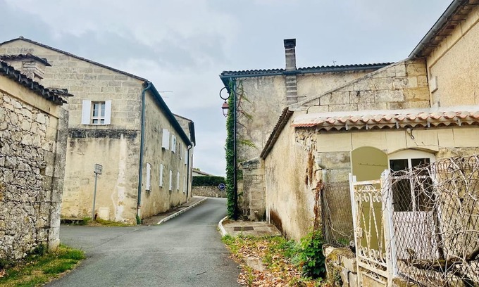 Saint-Christophe-des-Bardes House | Small winery in the heart of the village -