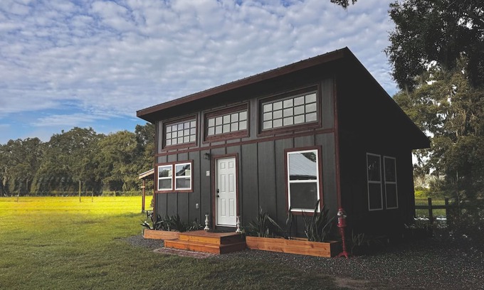 Reddick Cottage | Grass Campers Charming 1 Bedroom Cow Farm Cottage near WEC