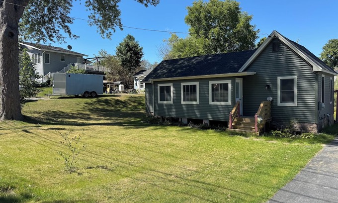 Alexandria Bay House | Enjoyable 2-bedroom house with AC in Alexandria Bay with kids play loft