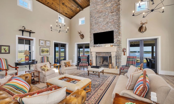 Nahunta Cabin | Private and Spacious 6-bedroom lodge on a lake
