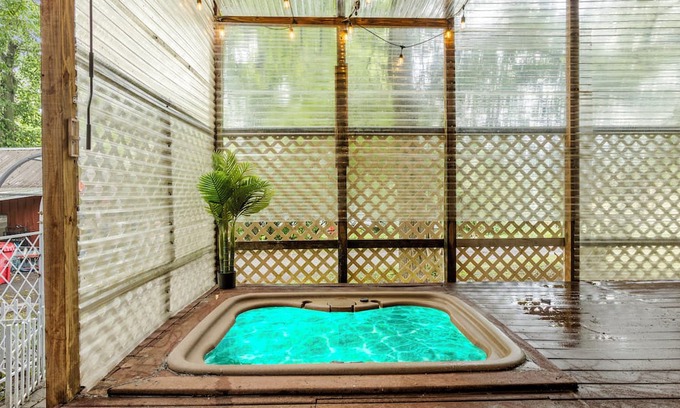 Nicholasville House | Saltwater pool, hot tub, and trampoline ! 4 beds! Baby crib!