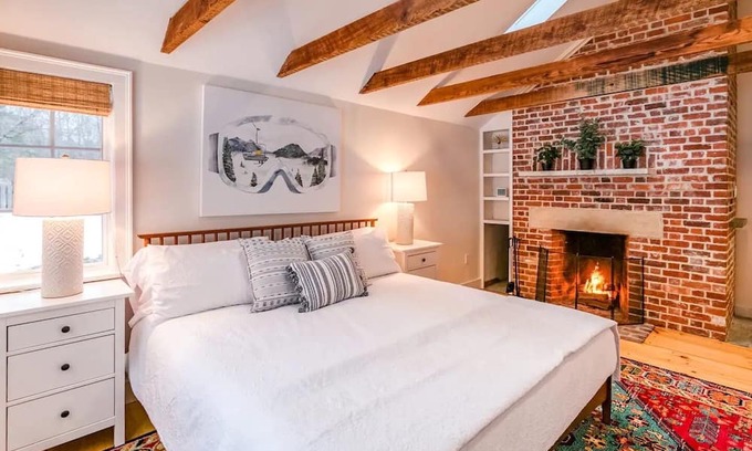 Great Barrington House | Cozy. Clean. Free bagel shop. 3 Fireplaces.