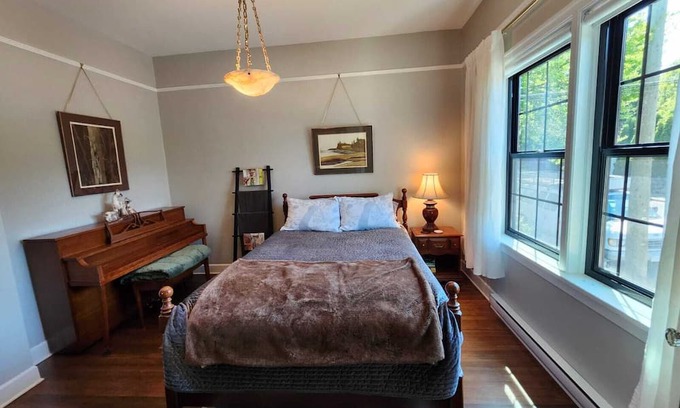 Victoria West Bed & Breakfast | Sunlit Haven Near the Harbour