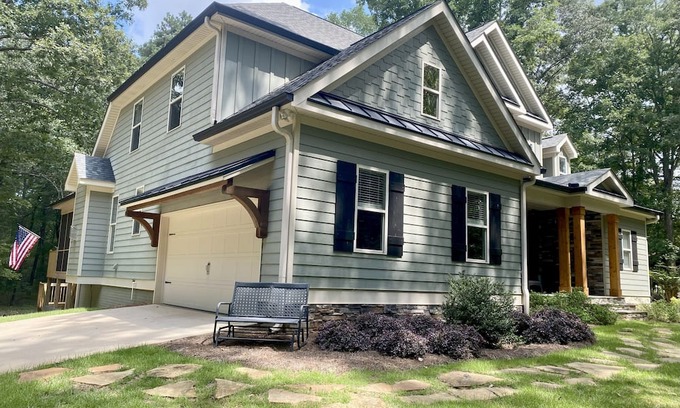 Senoia House | Privacy, view & location in one! Secret garden 4 bedroom Senoia home on 5 acres