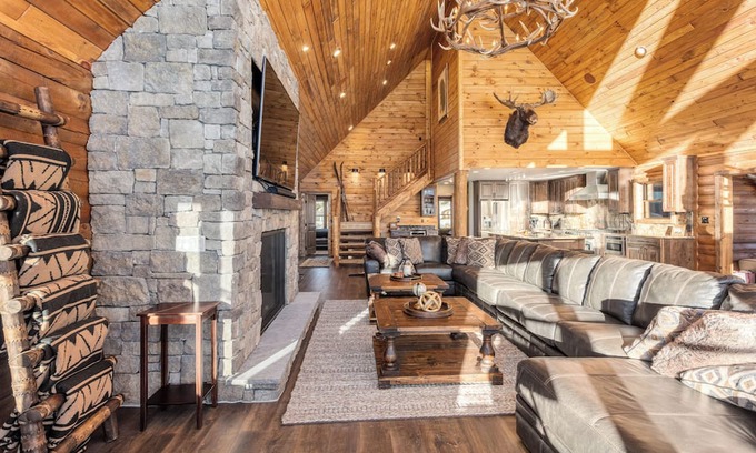 Twin Lakes House | Newly Built Luxury Log Home