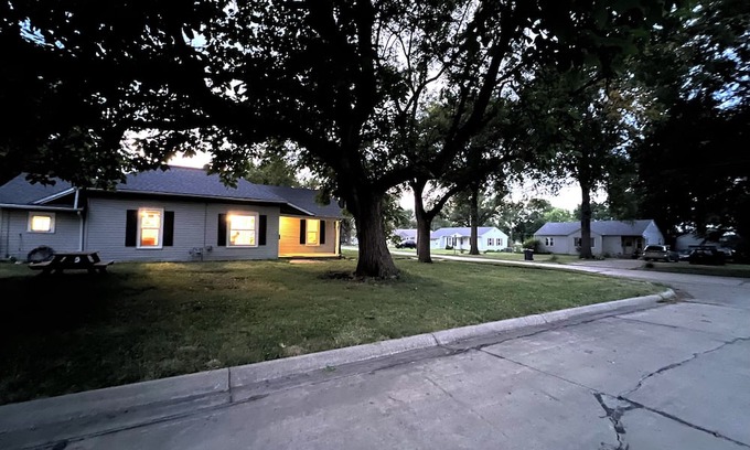 Ottawa House | Delightful 3-bedroom house in Ottawa close to amenities
