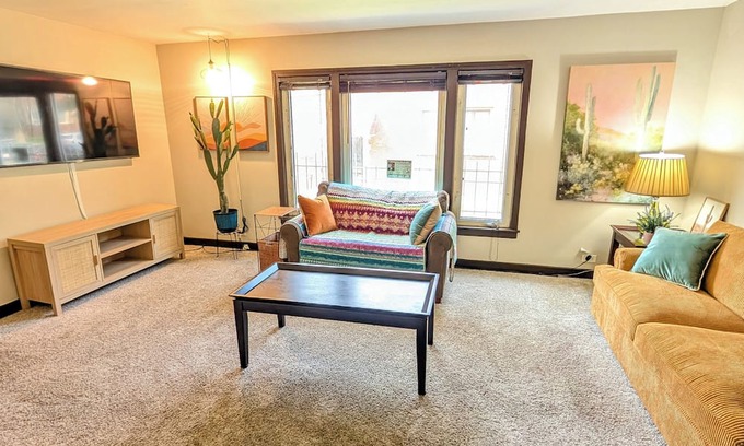 Washington Heights Apartment | 2- Bdrm Apt Desert Themed w/AC in Chicago