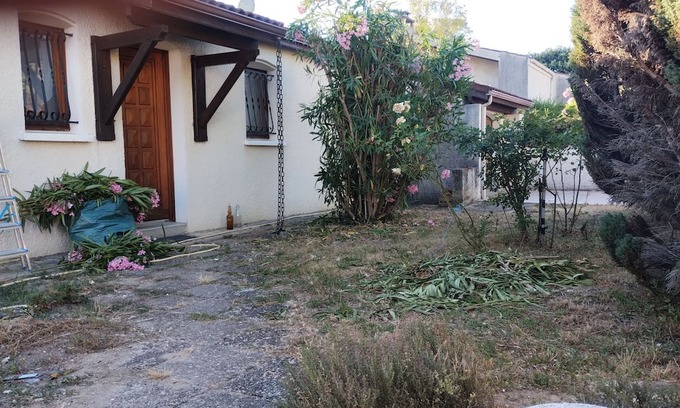 Saintes House | Holiday Home 'Maison De Famille' with Private Terrace and Private Garden