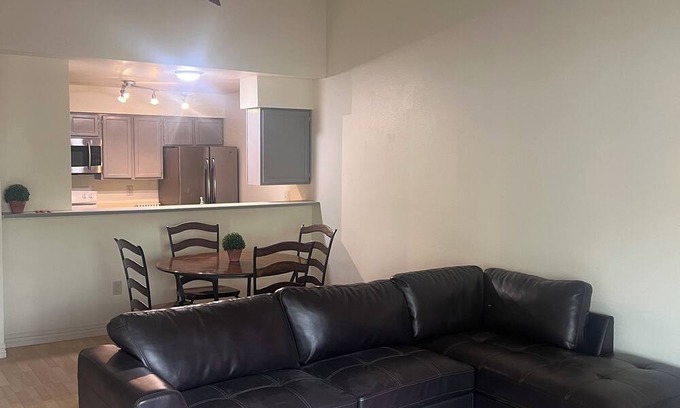 Tudor Area Condo | Beautiful Top Fl Condo - 5 min from U-Med District 2-bedroom condo in Anchorage