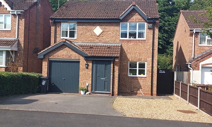 Uttoxeter House | 3 Bed House - Sleeps 6 - Pets - Parking - Wifi