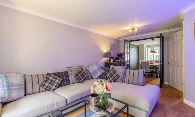 Runnymede House | Homely 4 Bedroom House Addlestone