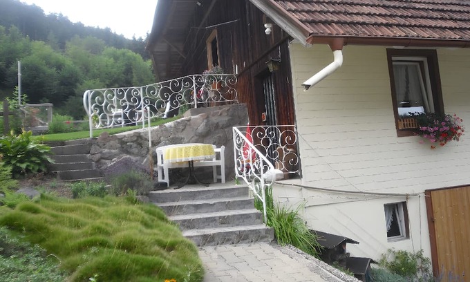 Am Bach Apartment | Holiday Apartment '3, 45sqm' with Private Terrace, Shared Garden and Wi-Fi
