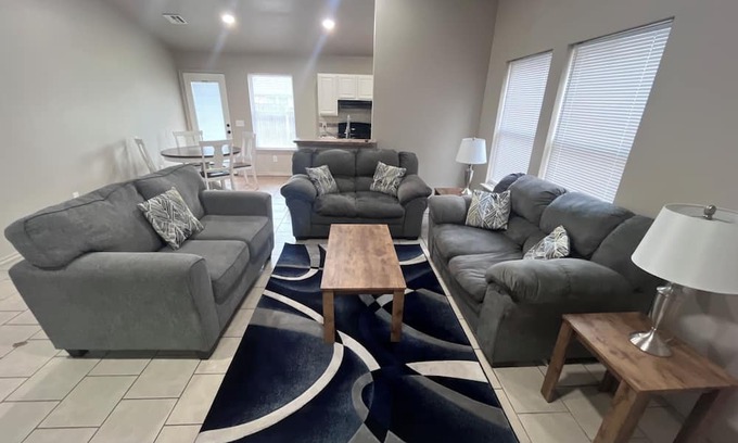 Norman House | Charming 3bed 2bath Duplex in Norman 5 minutes from OU