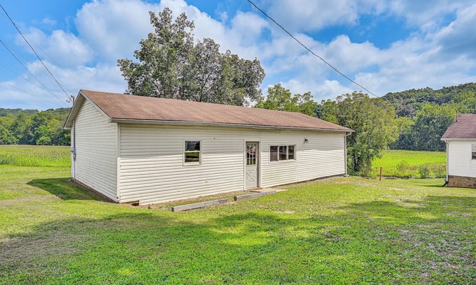 Belpre House | 4 Mi to Ohio River: Quiet Guest House w/Yard!