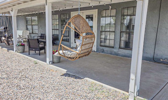 Los Lunas House | Comfy 3-bedroom home with massage chair and arcade right off freeway