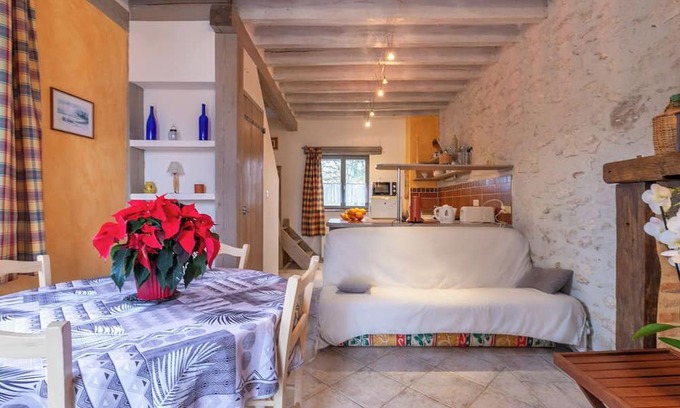 Lassay-sur-Croisne Apartment | Pretty little Solognot apartment