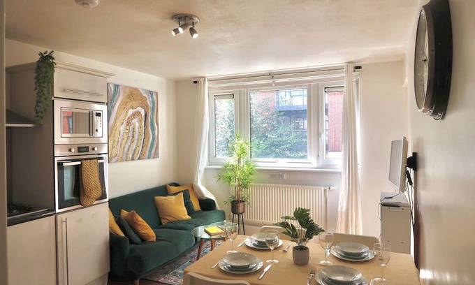 Bunhill Apartment | Trendy 4- bed Apartment in London w/balcony & lift, walking distance to tube