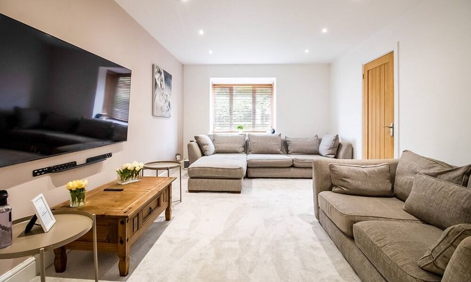 Walton House | Beautiful & Cosy Home | Driveway | Close to M1