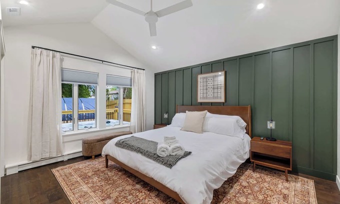 Southfield House | Renovated 7BR - Gym, Hot Tub, Sauna & Cold Plunge!