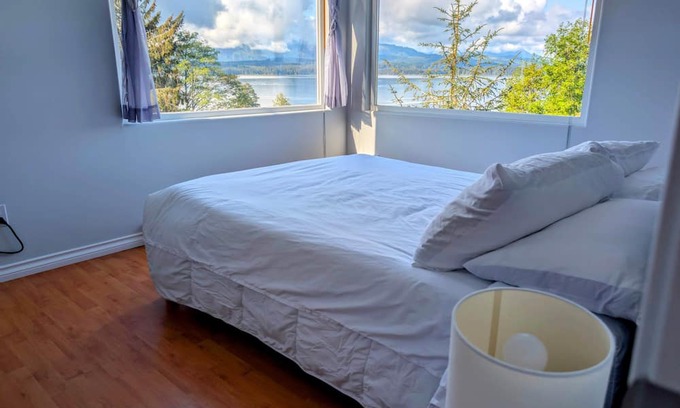 Alert Bay House | Cliff Haven on the Bay, Panoramic Ocean & Mountain views, 1 bdrm, 2 beds Cottage