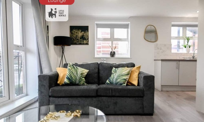 Bedford Apartment | Jungle King Suite with Parking