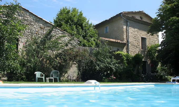 Sauzet Bed & Breakfast | Peach Room with Pool and Garden