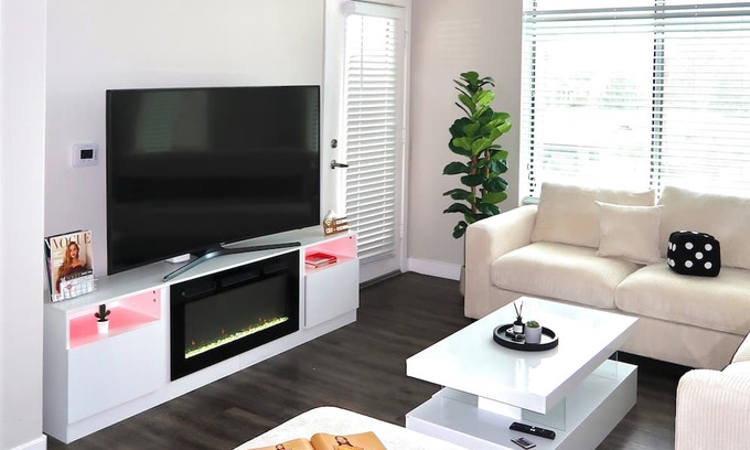 Riverside Apartment | 2 Bedrooms Lakeview Loft. Walk to Mill Ave & ASU.