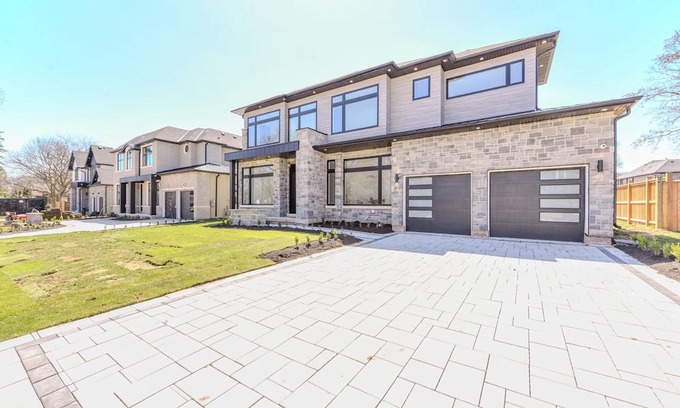 Burlington House | Luxury 5 BR, Gym, Sauna, Thtr, OD FP & Ktcn, Lake