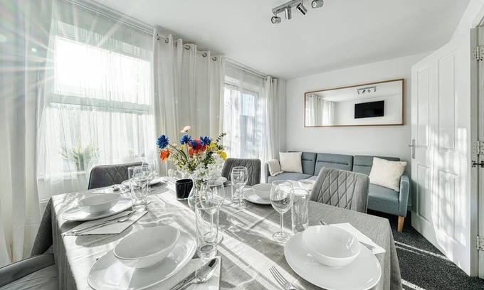 Market Harborough House | Comfort Lettings - Comfy 4bedroom/8 Beds & 2 Free Parking,Garden,Family Friendly