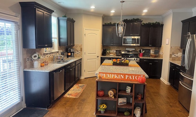 Southeast Raleigh House | Stylish 4 BR Oasis With Pool Close To Downtown Fun