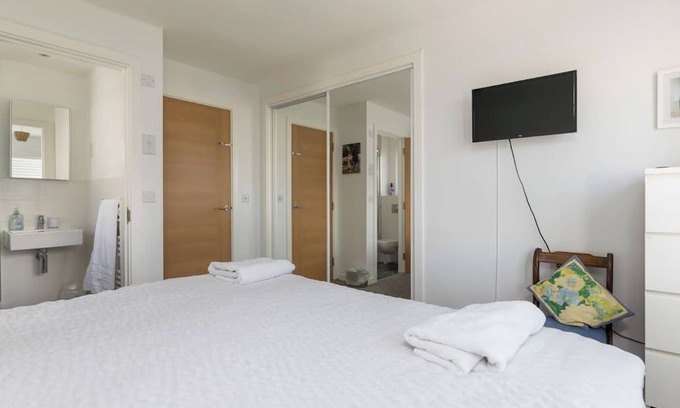 Eaglesham House | Beautiful clean spacious home Eaglesham Close to Beach, thé town and amenities.