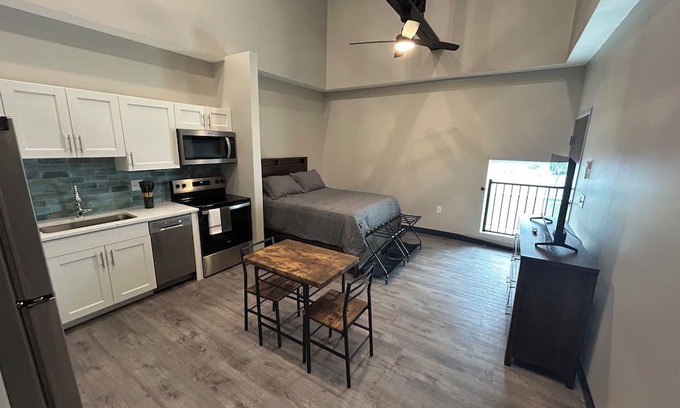 Evansville Apartment | Cozy studio in peaceful Evansville with AC, fitness room