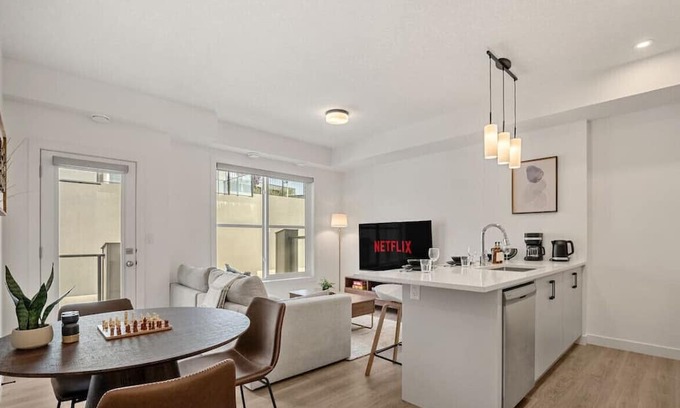 Springbank Hill House | Executive Suite with King Bed » Garage » AC » Free Banff Pass » 65"