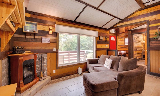 Lake Lafayette Cabin | Pet-Friendly Lake Lafayette Escape w/Fire Pit