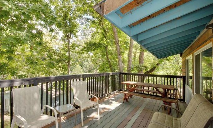 Lake Lafayette Apartment | Walk to Lake Lafayette: Wooded Cabin w/Deck!