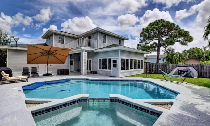Boynton Beach Villa | Beach Proximity Family Getaway: Private Pool, Jacuzzi, Mini-Golf & Entertainment