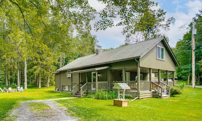 Austerlitz House | Private Cottage Close to Shopping, Skiing, Swimming, Hiking, Biking and Dining.