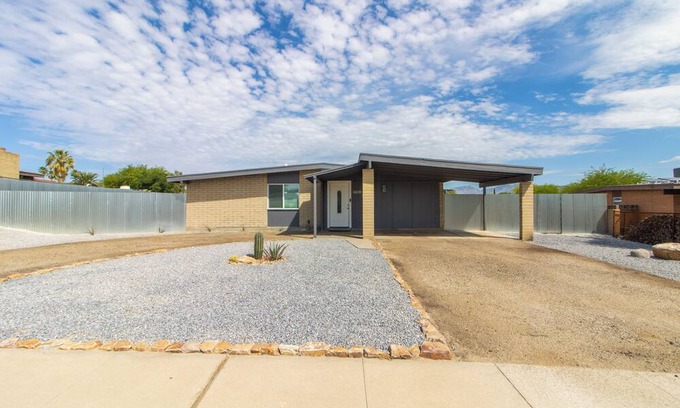 Tucson House | Welcoming to Lincoln Haus, East side Tucson with Fire Pit.