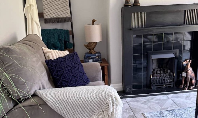 Trafford House | Charming 3-Bedroom, 2 Bathroom home in Urmston, sleeps 5.