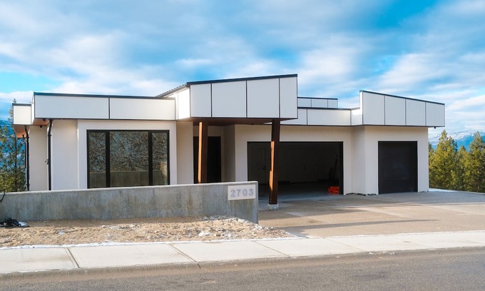 Okanagan-Similkameen House | Sky view Retreat with pool, movie theatre and views