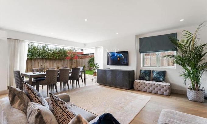 Waltham Abbey House | Luxury 5Bed Gated Home in High Beech