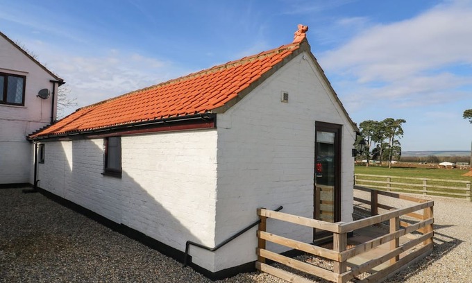 West Heslerton Cottage | COWSHED COTTAGE, pet friendly, with a garden in Rillington