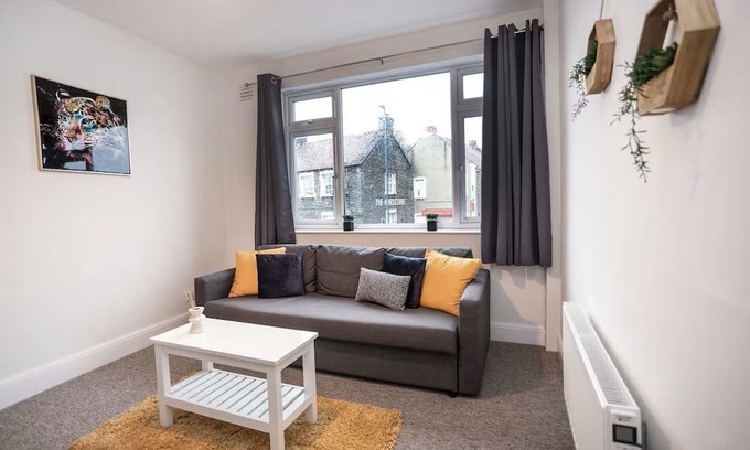Staple Hill Apartment | Spacious Bristol Flat, 3 Bedrooms, Sleeps upto10-Ideal for Contractors