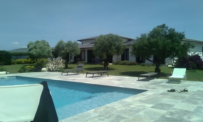 Aleria Bed & Breakfast | Bed and Breakfast 'Chambre 2' with Mountain View, Shared Pool and Wi-Fi