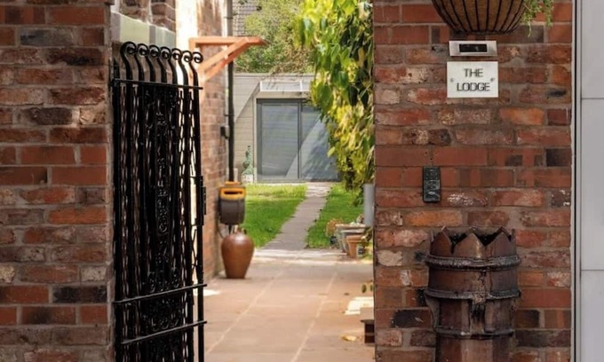 Heaton Norris Cabin | Fabulous Lodge located in a leafy suburb mins from Restaurants Cafes Pubs Shops
