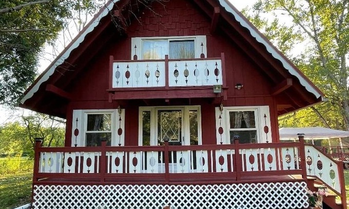 Esperance Ski Chalet | Beautiful 3-bedroom chalet with a private 5 acre pond in Esperance