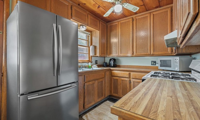 Diamond City Cabin | AMAZING property! Beautiful views of Bull Shoals Lake with on site amenities! 2bed/2bath cabin.