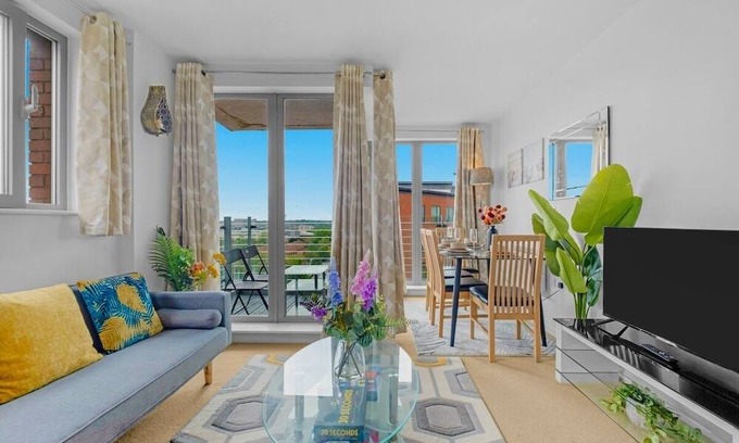 The Westside Condo | City Apt Sleeps 6 | 2 Bed 2 Bath + Disney+/Netflix