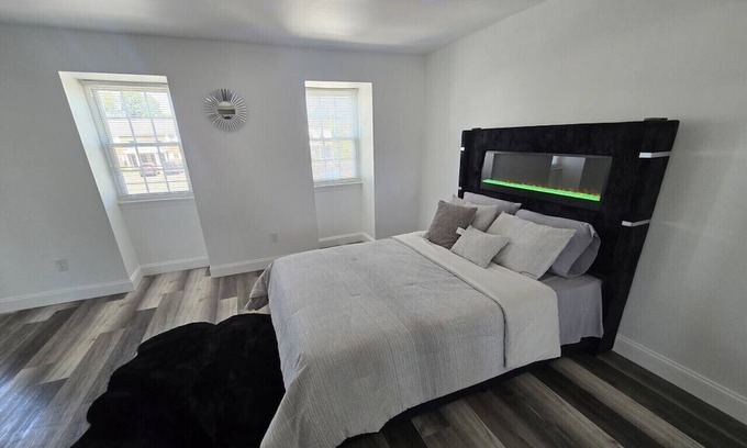 Burlington Apartment | Private Balcony-Pet Friendly -City Access -Gaming