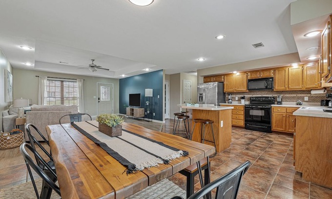 Jonesboro House | Spacious 4-bedroom house in Jonesboro with Highspeed WiFi
